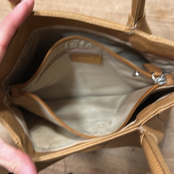 Vintage Tod’s Camel Leather Shoulder Bag – Perfect Fall Neutral - Picture 7 of 14